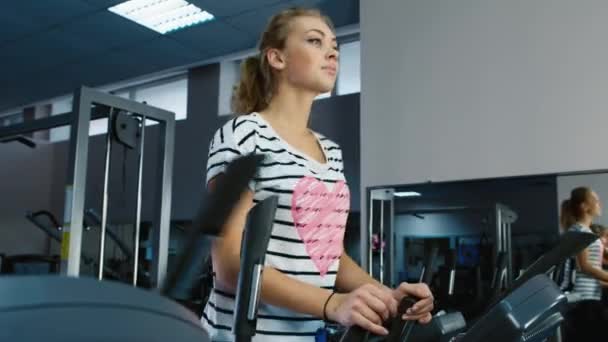 Mujer atractiva entrenada en el gimnasio sonriendo — Vídeos de Stock