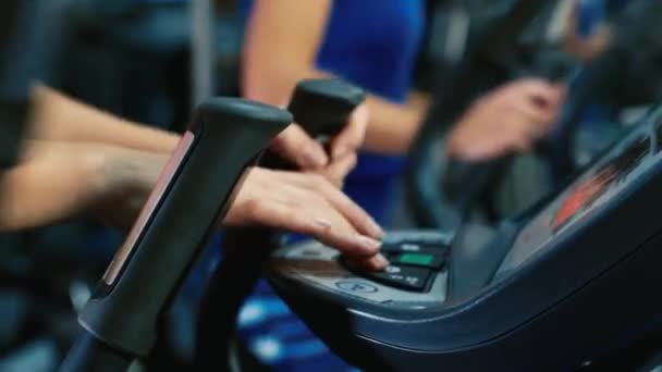 Pulse las teclas de los dedos en el control remoto Sport Fitness — Vídeos de Stock