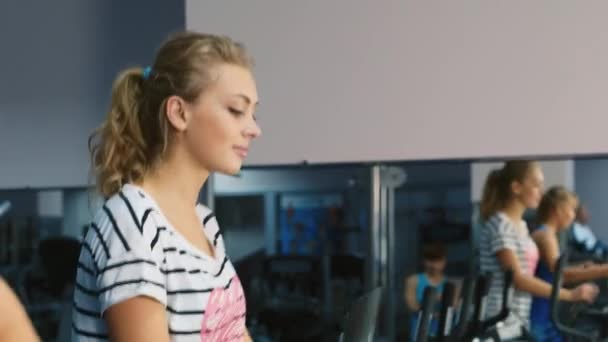 Mujer atractiva entrenada en el gimnasio sonriendo — Vídeos de Stock