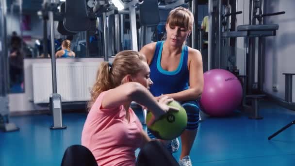 Çekici kadının basına bir antrenör gözetiminde için egzersizler yapması — Stok video