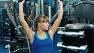 Çekici atletik kadın bir fitness eğitmeni eğitimi