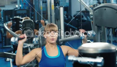 Çekici atletik kadın bir fitness eğitmeni eğitimi