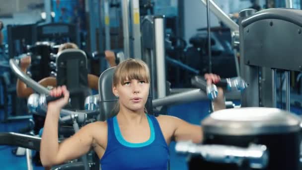 Treinamento atlético atraente de mulher em um treinador de fitness — Vídeo de Stock