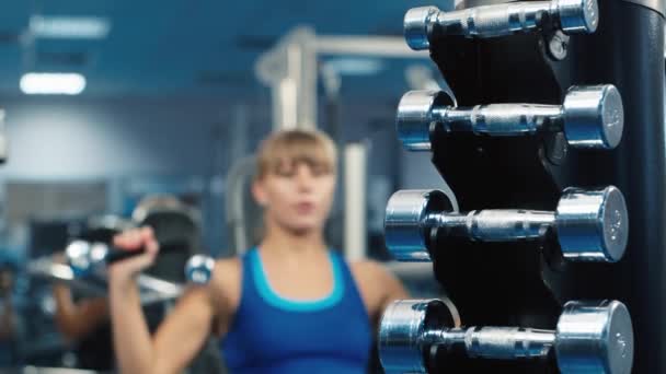 Atractiva atlética mujer entrena los músculos de los hombros — Vídeo de stock