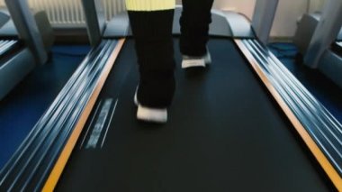 çalışan bir koşu bandı arka bacaklarını göster