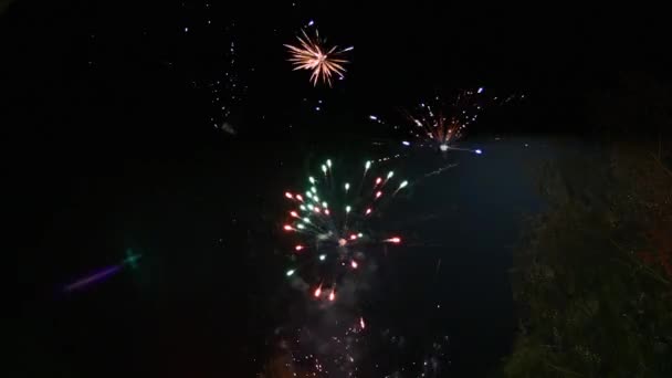 Festliches Feuerwerk am Nachthimmel — Stockvideo