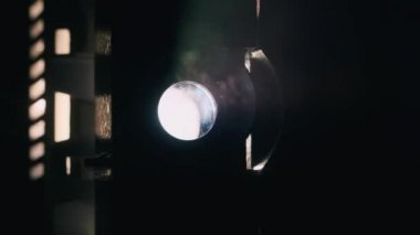 Projektör ışın uçan toz parçacıklarının ışığında