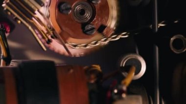 Bir film projektör iç mekanizması