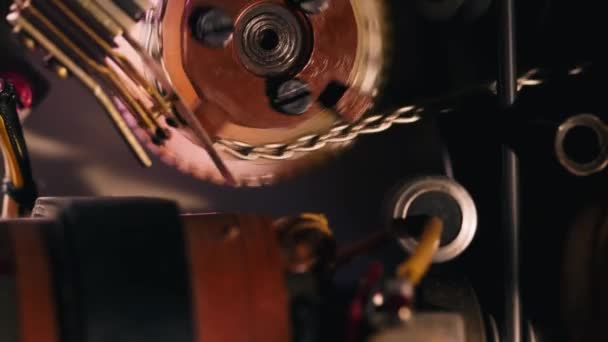 Le mécanisme interne d'un projecteur de film 