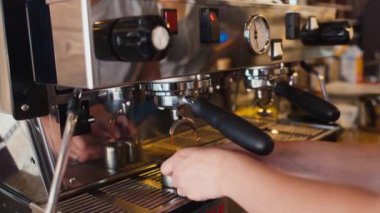 Profesyonel kahve makinesi kahve hazırlanması