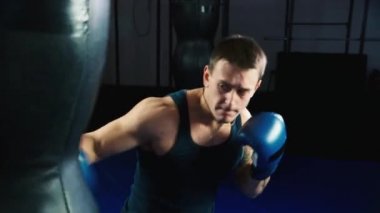 Boks egzersiz: boks atletik erkek.