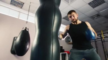 Boks egzersiz: boks güçlü adam.