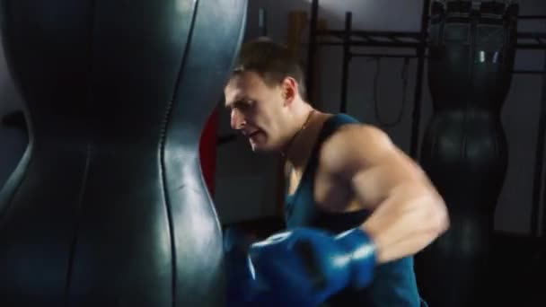 Trénink boxu: trénink s boxovací pytel v boxerském klubu. — Stock video