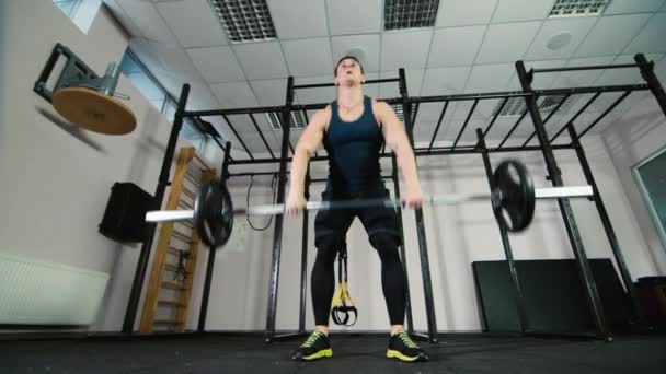 Een atleet treinen met een barbell — Stockvideo