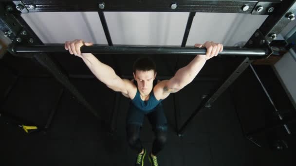 Atletische man getrokken op de balk bovenaan weergave — Stockvideo