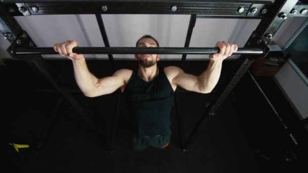 Atletische man getrokken op de balk bovenaan weergave — Stockvideo
