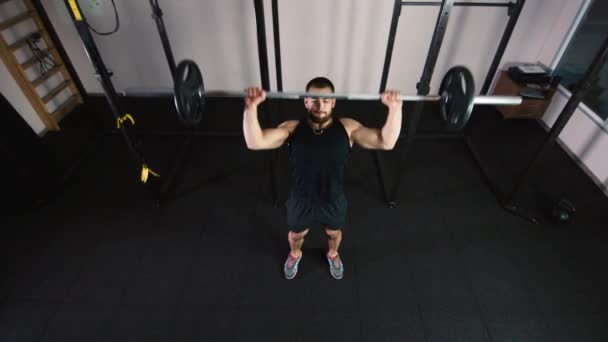 De atleet verhoogt de bar, bovenaanzicht — Stockvideo