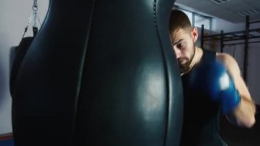 Boks egzersiz: boks sakallı adam.