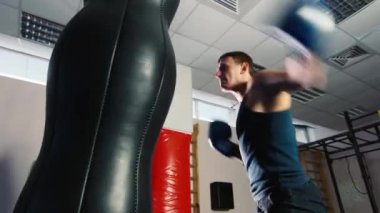 Atletik adam boks. Güçlü kum torbası hits