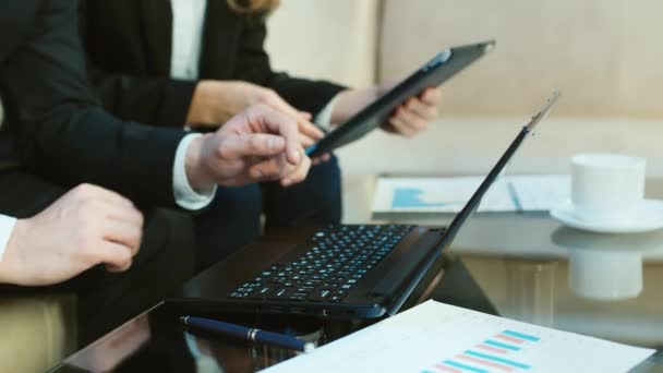 Trabalhando com um laptop e um tablet — Vídeo de Stock