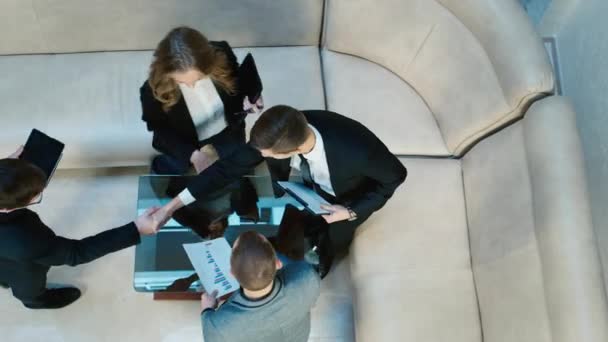 Reunión con socios comerciales. Vista del apretón de manos desde arriba — Vídeos de Stock