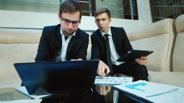 Dos hombres de negocios trabajando en un portátil — Vídeos de Stock