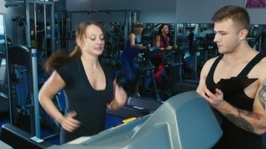 Çekici kadın bir koşu bandı üzerinde eğitim