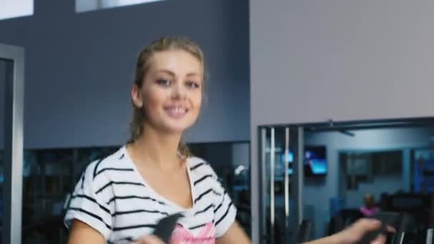 Портрет привлекательной женщины, которая тренируется в тренажерном зале — стоковое видео