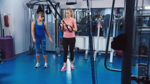 Training im Fitnessstudio unter der Aufsicht eines Trainers — Stockvideo