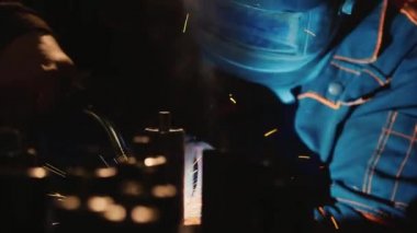 İş yerinde elektrik kaynakçı. Çok seksi sparks