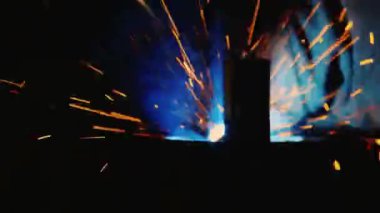 Kaynak yakın çekim. Birçok erimiş demir