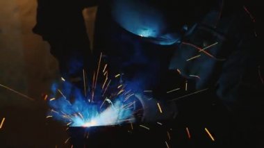 Kaynakçı iş başında. Birçok muhteşem kıvılcım ve erimiş metal