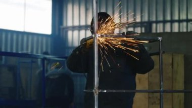 Güç aracı taşlama ile çalışan işletim. Birçok sparks