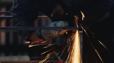 İş taşlama için elektrikli el aletleri. Bir sürü muhteşem sparks