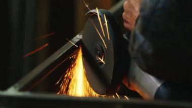 İş taşlama için elektrikli el aletleri. Bir sürü muhteşem sparks