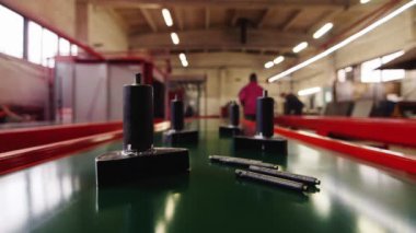 Metal parçalar Konveyör bant üzerinde seyahat