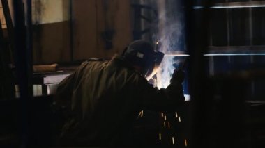 İş yerinde elektrik Kaynakçı silüeti