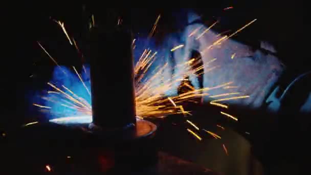 Electric welder at work. Lots of hot sparks — Stock Video