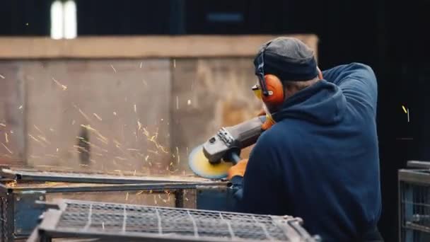 Zware handenarbeid. Werken met de molen te werken buiten — Stockvideo