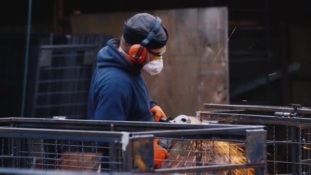 Trabajo manual pesado. Trabajar con la amoladora para trabajar al aire libre — Vídeo de stock