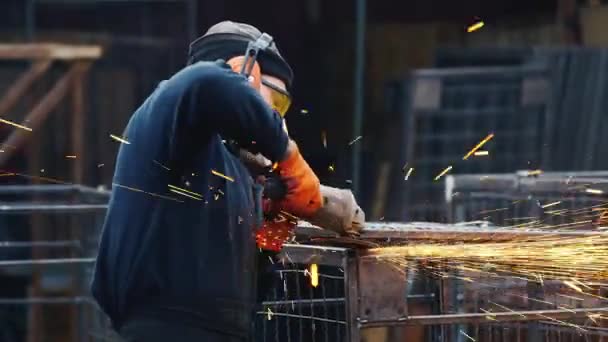 Schwere Handarbeit. Arbeiter arbeiten im Regen mit elektrischen Handwerkzeugen — Stockvideo