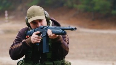 av tüfeği atış adam