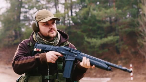 Un homme tire un fusil de chasse — Video