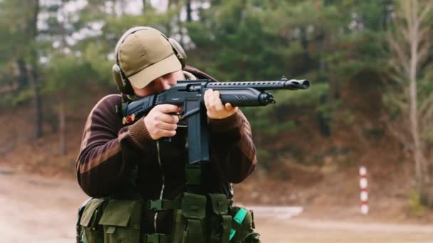 Un homme tire un fusil de chasse — Video