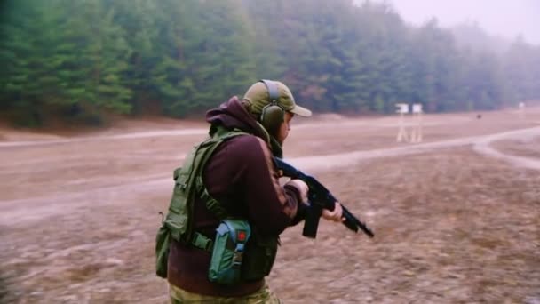 Военная подготовка в стрельбе, стрельбе по мишеням на ходу — стоковое видео