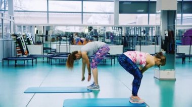 İki kız yoga yapmak - farklı pozlar göstermek ve dondurma