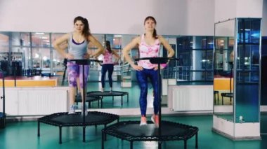Bir fitness stüdyosunda birlikte eğitim atlama