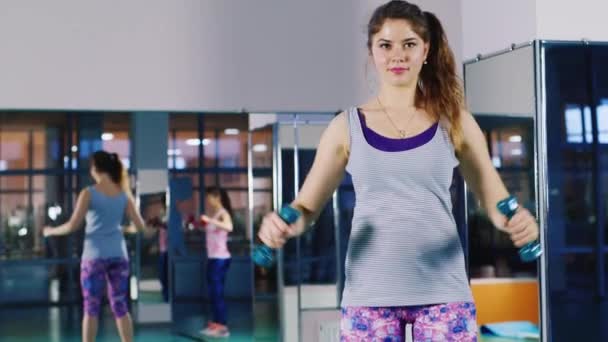 Atraktivní žena, která dělá cvičení s činkami — Stock video