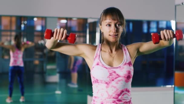 Mujer atlética entrena — Vídeos de Stock