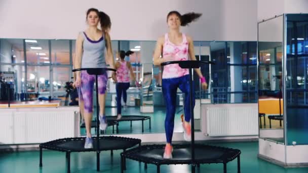 Две девочки тренируются - прыгать — стоковое видео